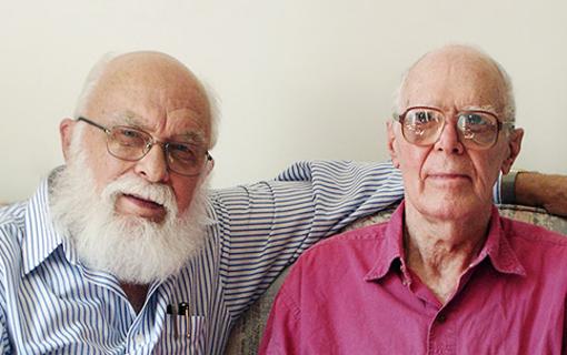 James Randi (izquierda) y Martin Gardner